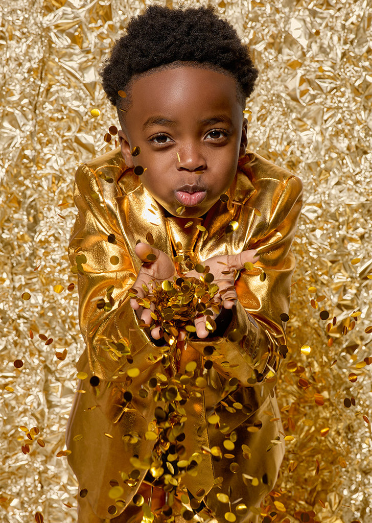kind draagt gouden pak