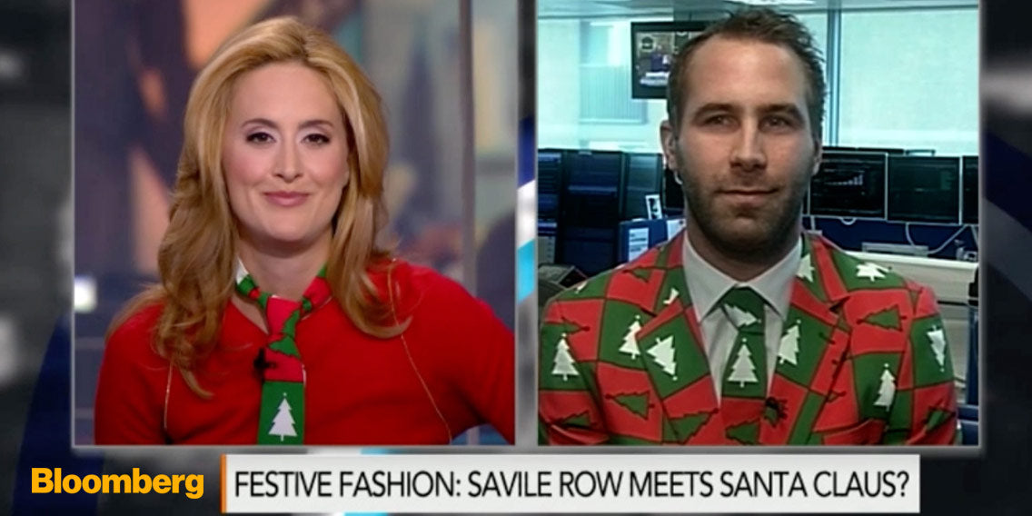 OppoSuits-oprichter op televisie in een OppoSuits-pak