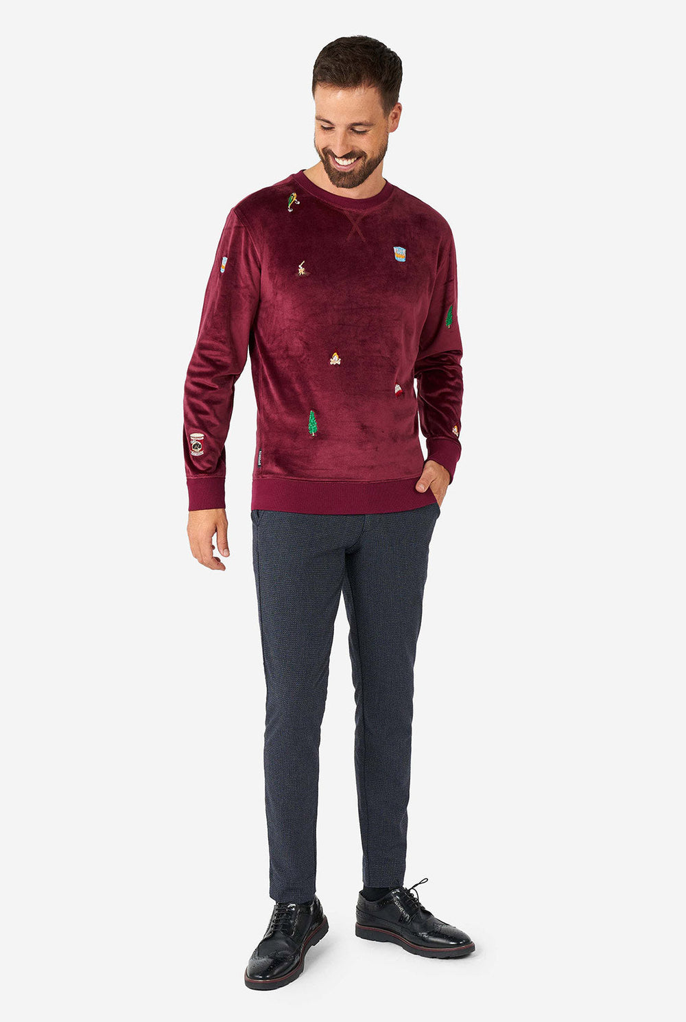 Man draagt ​​Velver Bourgondië Red Christmas Sweater met kerstpictogrammen