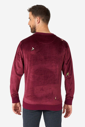 Man draagt ​​Velver Bourgondië Red Christmas Sweater met kerstpictogrammen, bekijk vanaf de achterkant