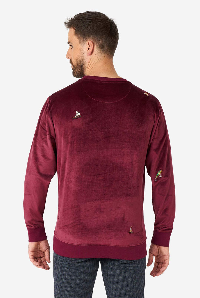 Man draagt ​​Velver Bourgondië Red Christmas Sweater met kerstpictogrammen, bekijk vanaf de achterkant