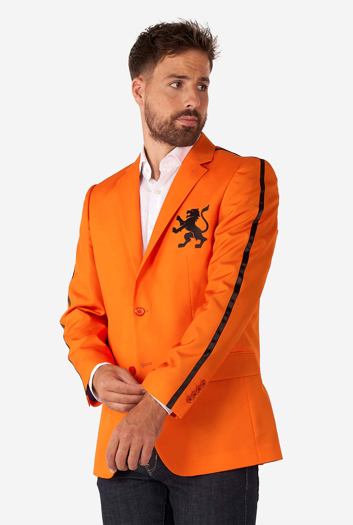 Man draagt ​​oranje blazer met Nederlandse leeuw