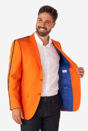 Man draagt ​​oranje blazer met Nederlandse leeuw