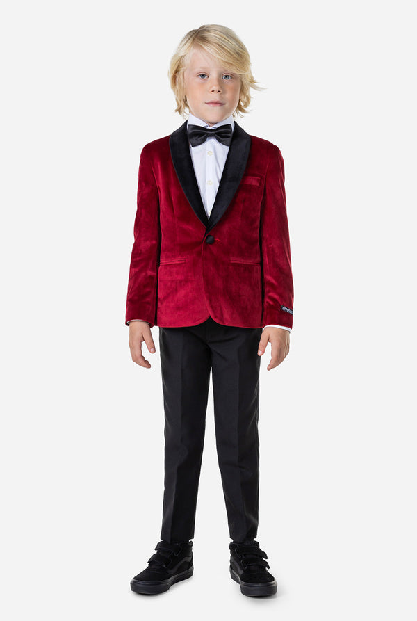 Jongen met een rood fluwelen dinerjasje