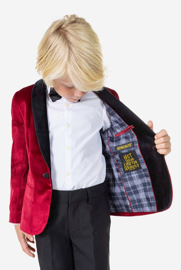 Jongen met een rood fluwelen dinerjasje