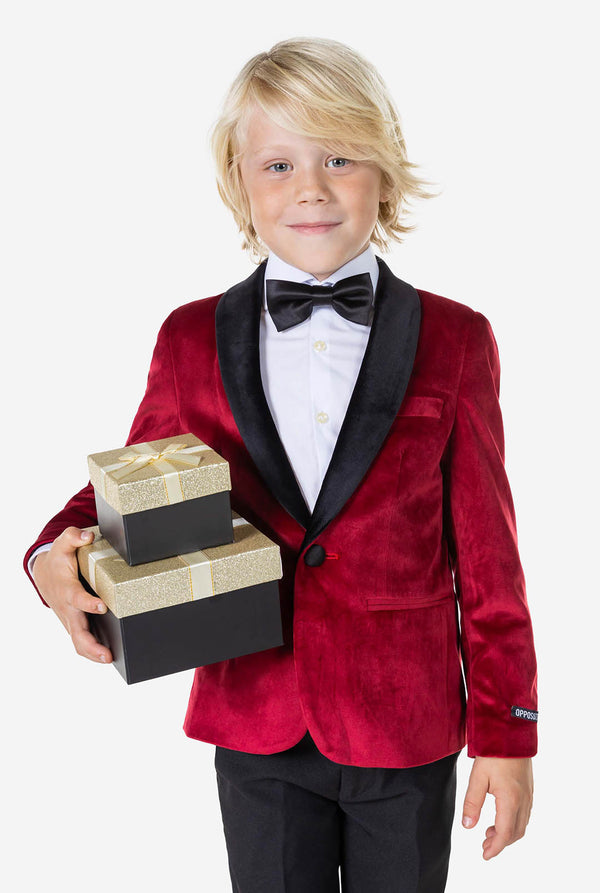 Jongen met een rood fluwelen kerstdiner jasje