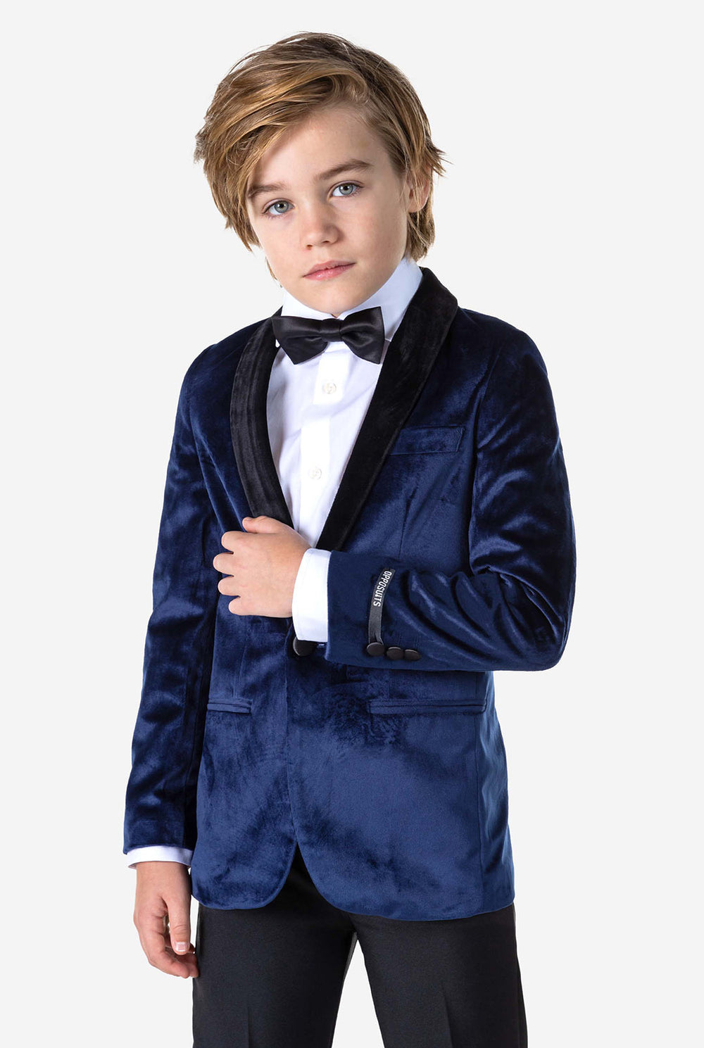 Jongen met een blauw fluwelen kerstdiner jasje
