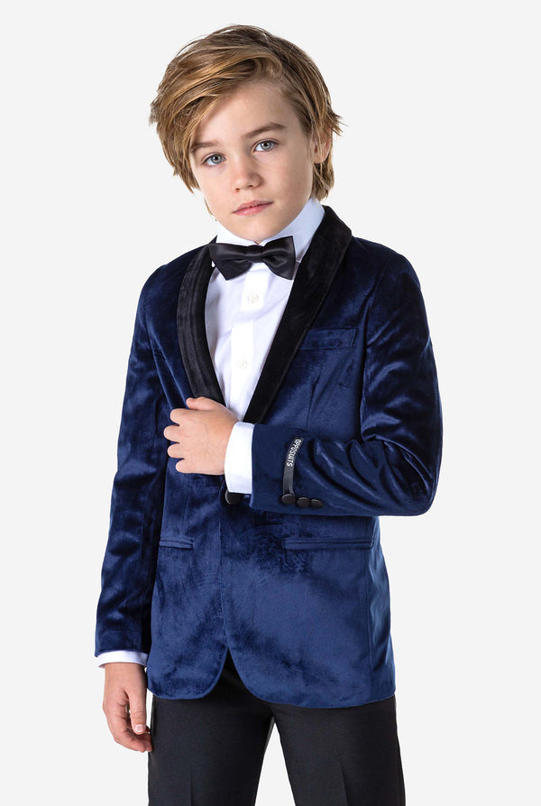 Jongen met een blauw fluwelen kerstdiner jasje