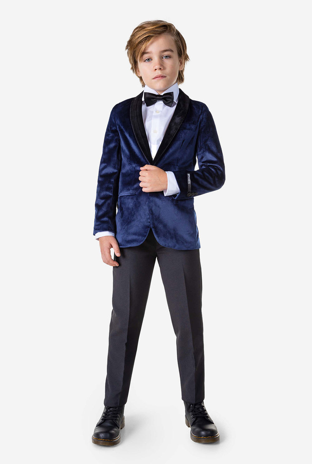 Jongen met een blauw fluwelen kerstdiner jasje