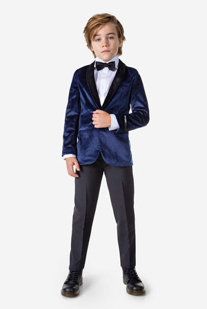 Jongen met een blauw fluwelen kerstdiner jasje