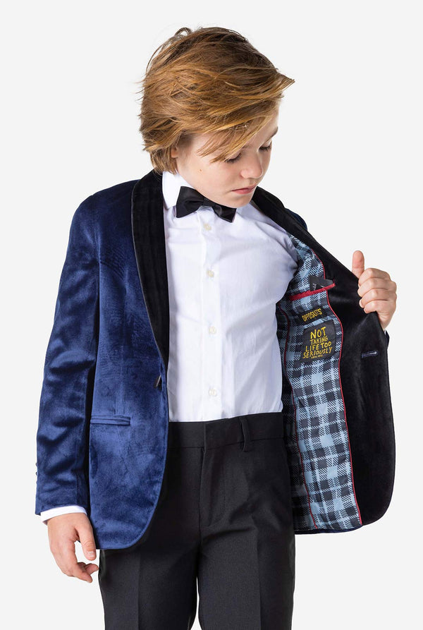 Jongen met een blauw fluwelen kerstdiner jasje