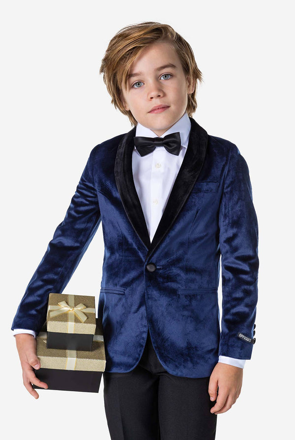 Jongen met een blauw fluwelen kerstdiner jasje