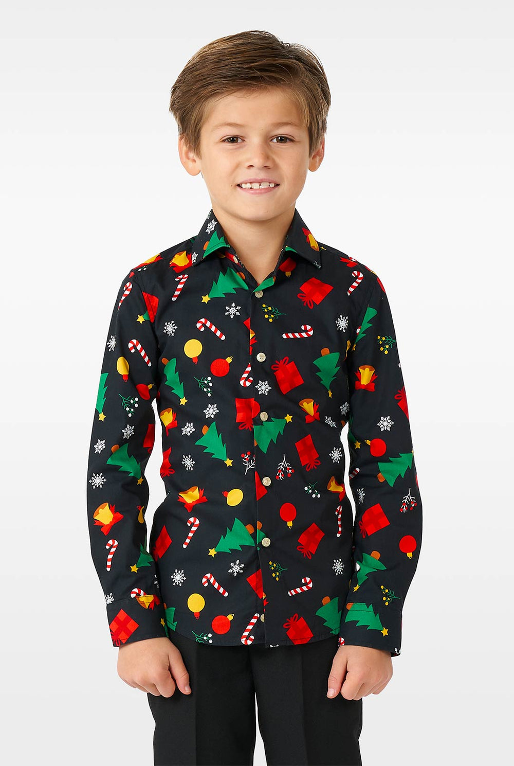 Grappige zwarte kerstpictogrammen overhemd gedragen door een jongen ingezoomd