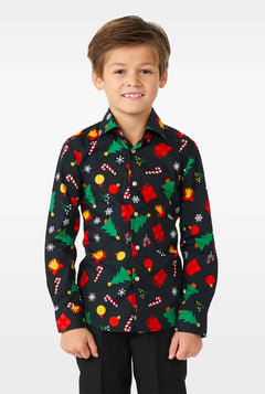 Grappige zwarte kerstpictogrammen overhemd gedragen door een jongen ingezoomd