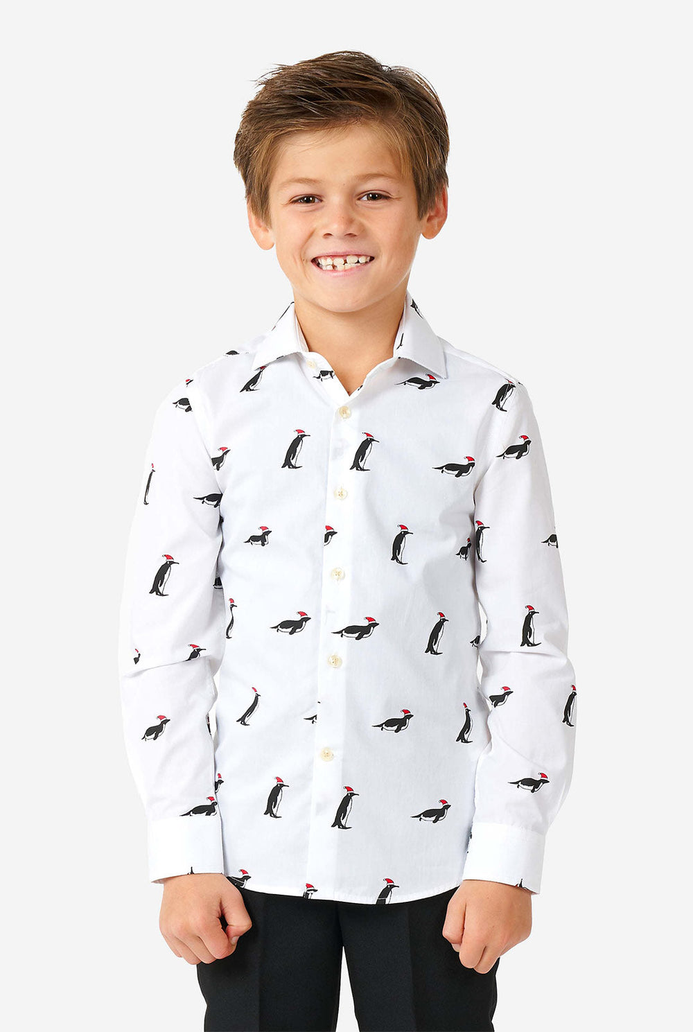 Wit shirt van kerst overgebleven met kerstpinguïns gedragen door een jongen ingezoomd