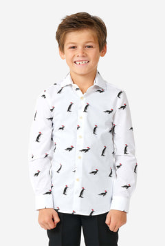Wit shirt van kerst overgebleven met kerstpinguïns gedragen door een jongen ingezoomd