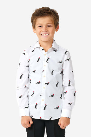 Wit shirt van kerst overgebleven met kerstpinguïns gedragen door een jongen ingezoomd