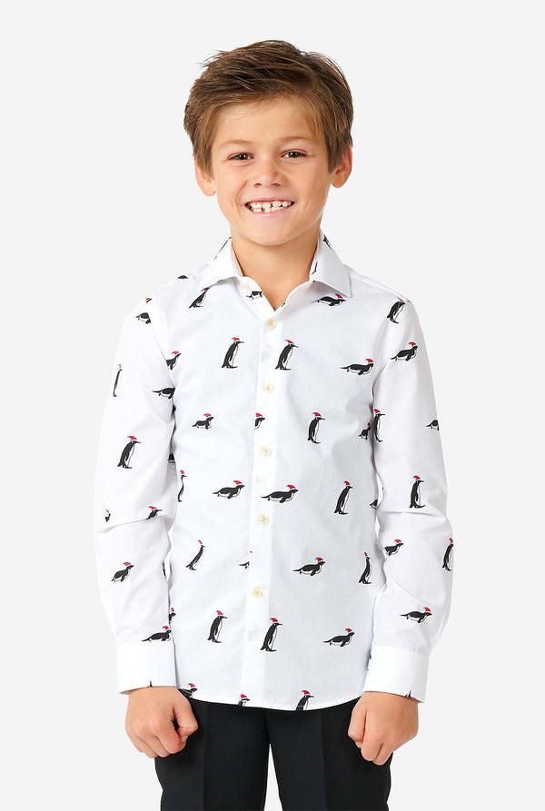 Wit shirt van kerst overgebleven met kerstpinguïns gedragen door een jongen ingezoomd