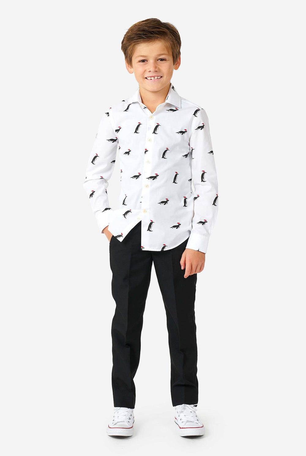 Wit shirt van kerst overgebleven met kerstpinguïns gedragen door een jongen ingezoomd