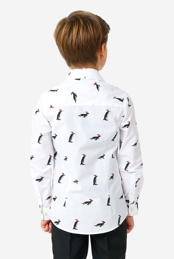 Wit shirt van kerst om met kerstpinguïns gedragen door een uitzicht op de jongen vanaf de achterkant