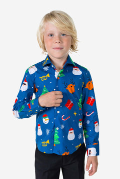 Kind draagt ​​een blauw kerstshirt