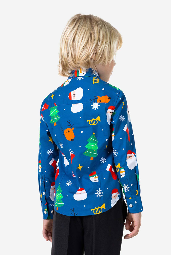 Kind draagt ​​een blauw kerstshirt vanaf de achterkant
