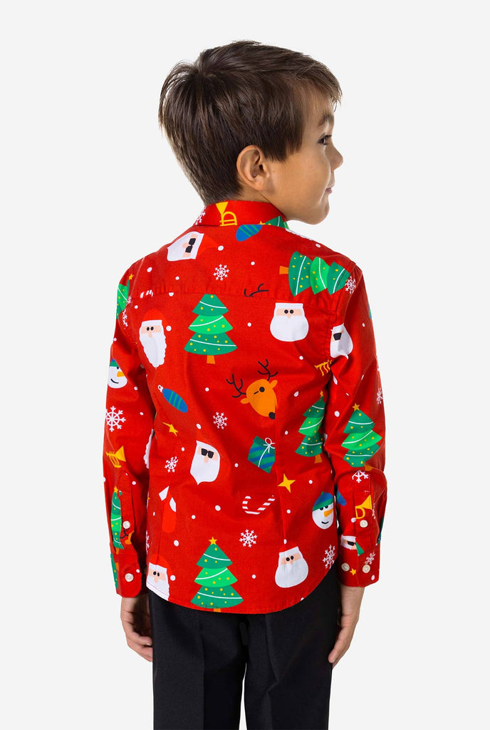 Kind draagt ​​een rood kerstpak vanaf de achterkant