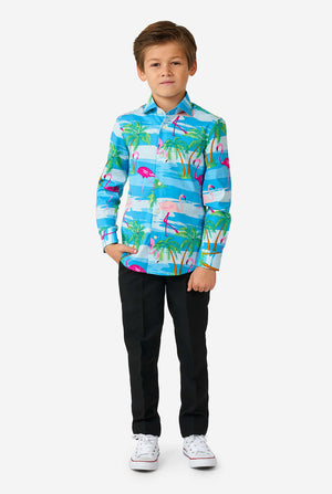 Jongen die jongens shirt met lange mouwen draagt ​​met zomerse flamingo -print