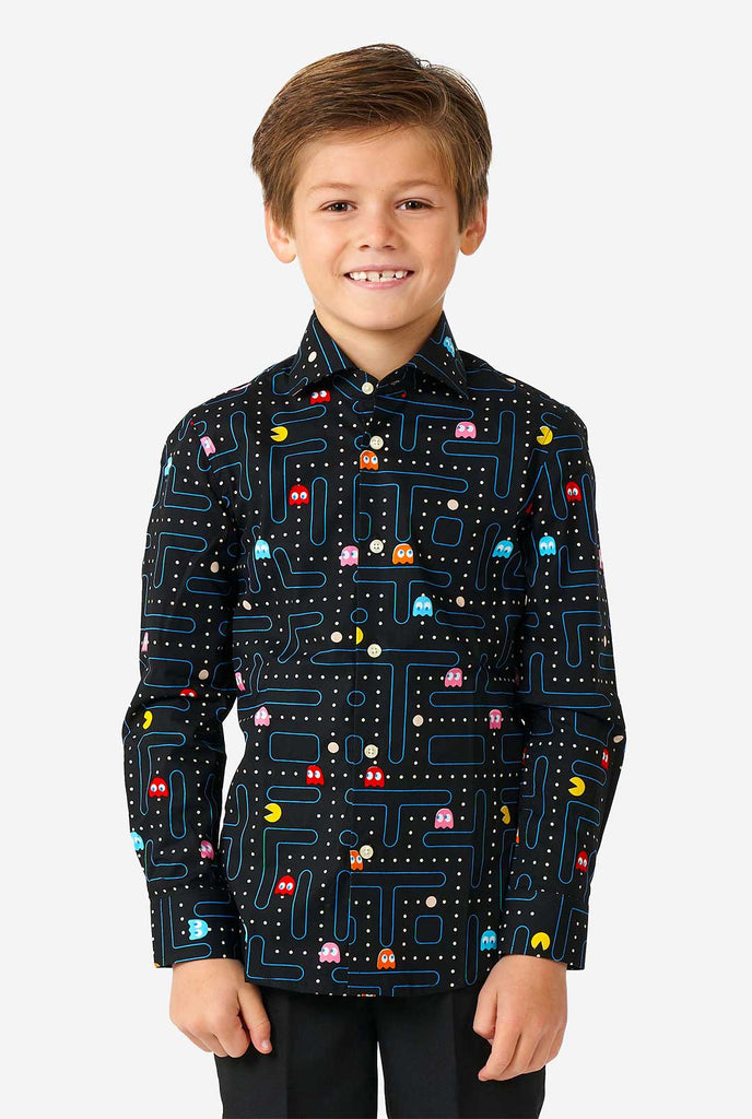 Jongen die jongens shirt met lange mouwen draagt ​​met Pac-Man-print