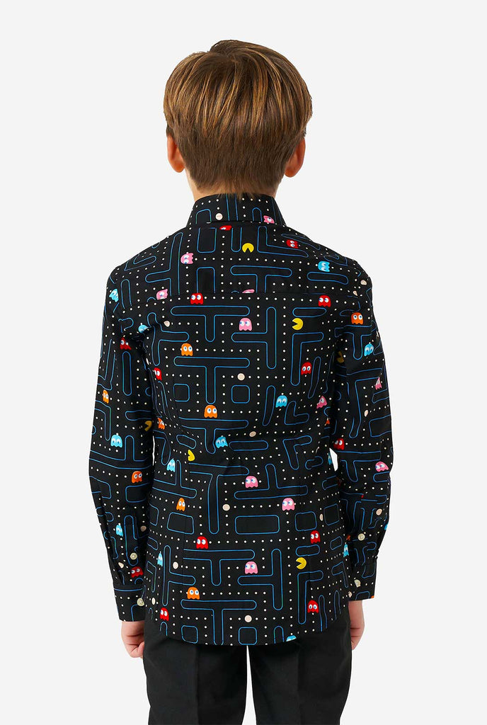Jongen die jongens shirt met lange mouwen draagt ​​met Pac-Man-print vanaf de achterkant