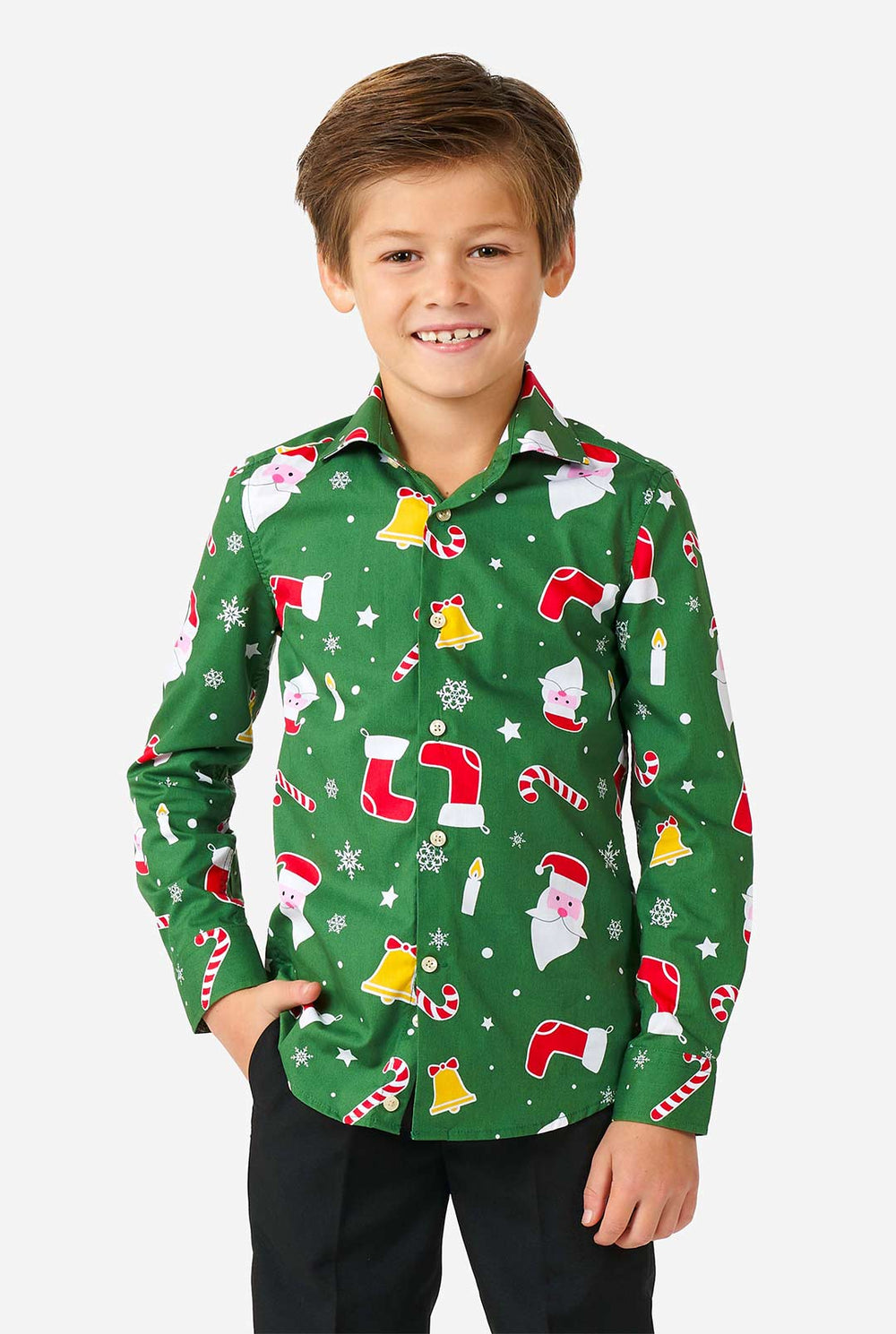 Kind draagt ​​een groen kerstshirt met kersticonen