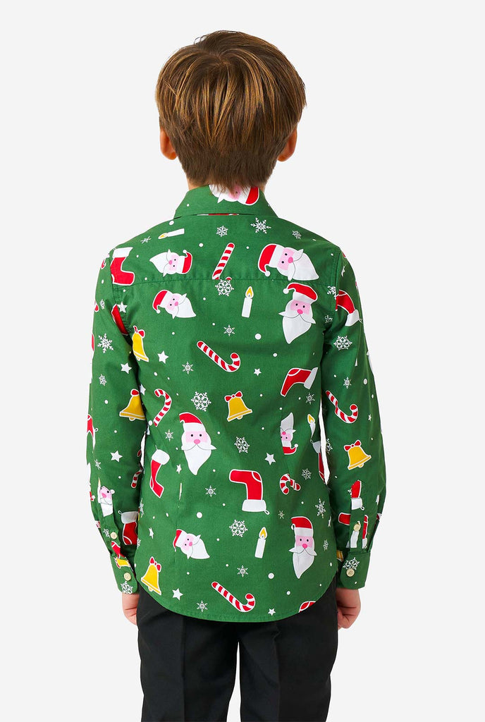 Kind met groen kerstshirt met kerstpictogrammen, bekijk vanaf de achterkant