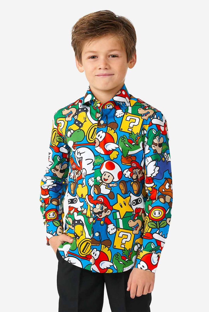 Jongen die kleurrijk shirt met lange mouwen draagt ​​met Super Mario Nintendo -print