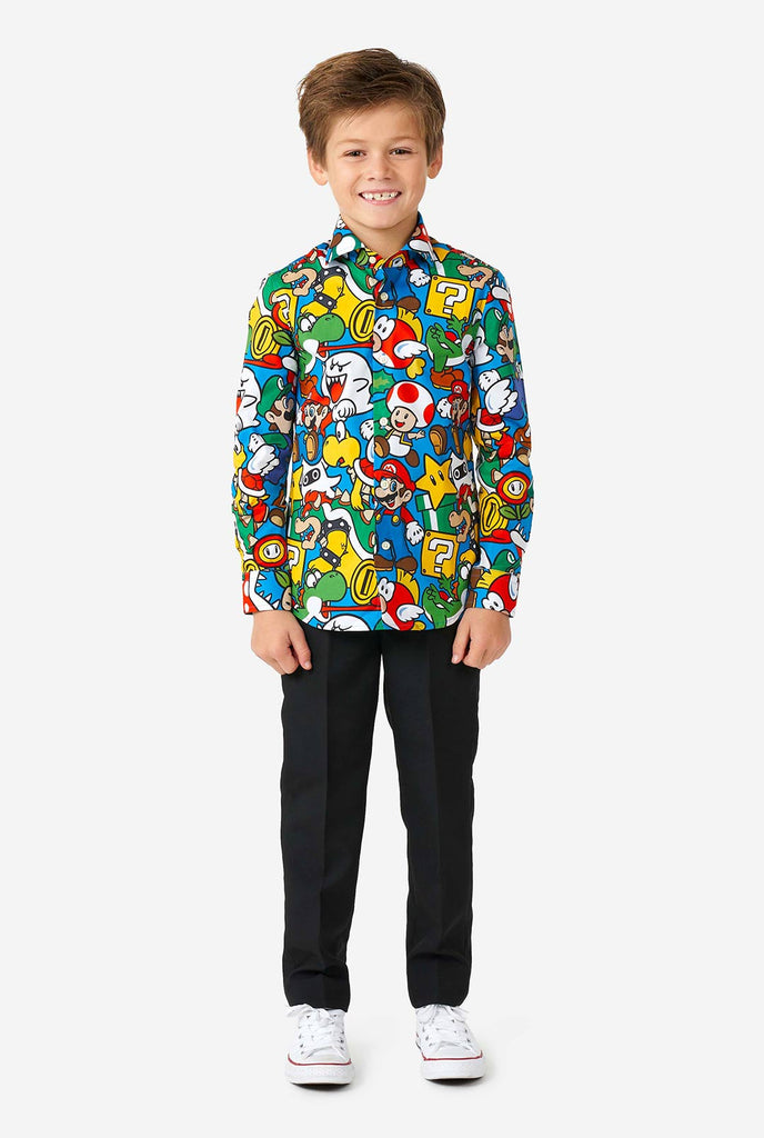 Jongen die kleurrijk shirt met lange mouwen draagt ​​met Super Mario Nintendo -print