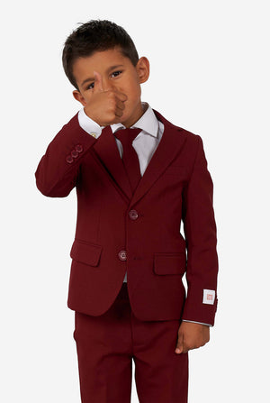Kind draagt ​​een bordeauxrood rood pak voor jongens