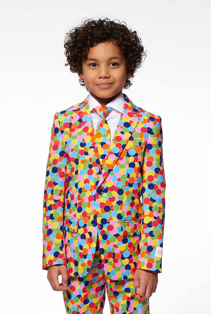 Multi -gekleurde confetti print jongens pak gedragen door jongen