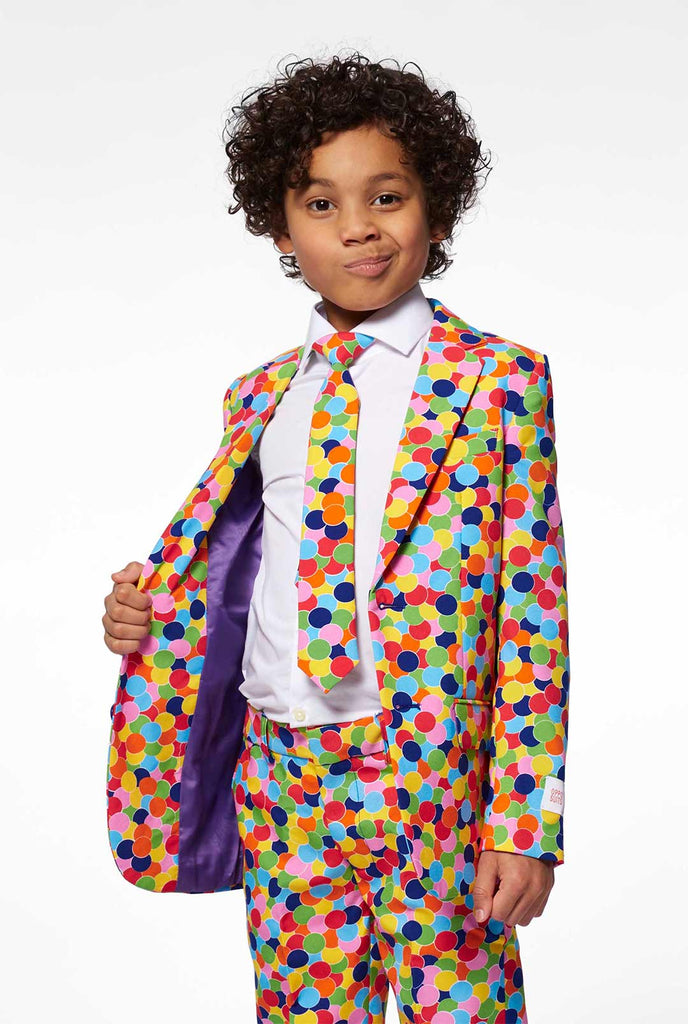 Multi -gekleurde confetti print jongens pak gedragen door jongen