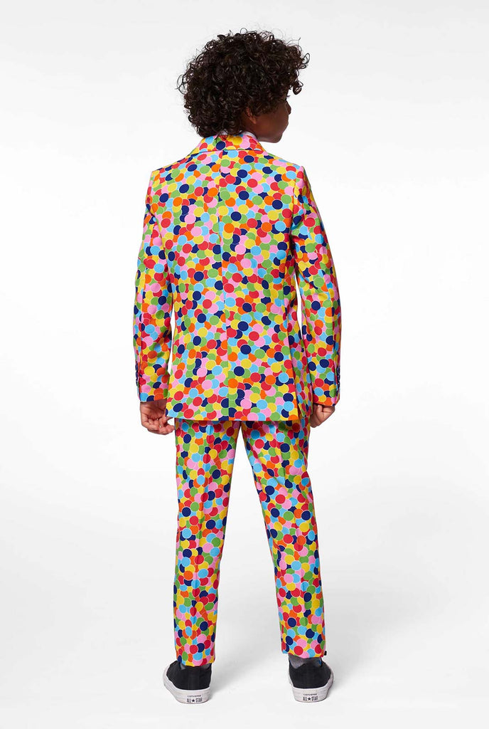 Veelkleurige confetti print boy suit gedragen door Boy View from the Back
