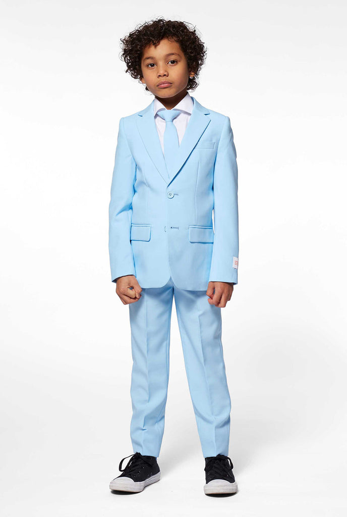 Vast gekleurd lichtblauw pak gedragen door jongen
