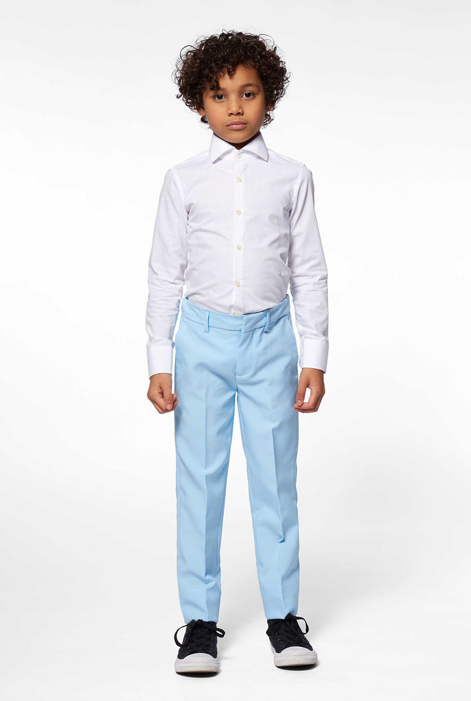 Jongen draagt ​​vast gekleurde lichtblauwe broek deel od jongens pak