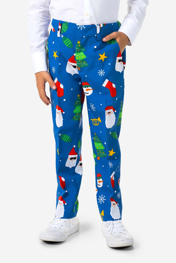 Kind draagt ​​een blauwe kerstbroek met wit shirt