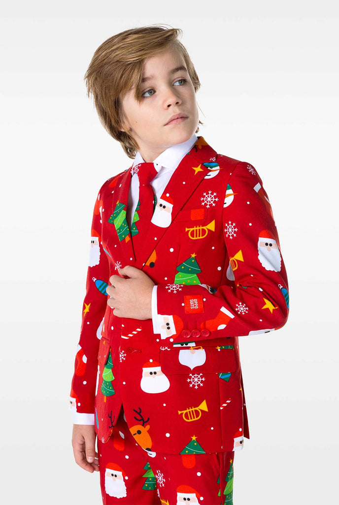 Kind draagt ​​een rood kerstpak met kerstpictogrammen