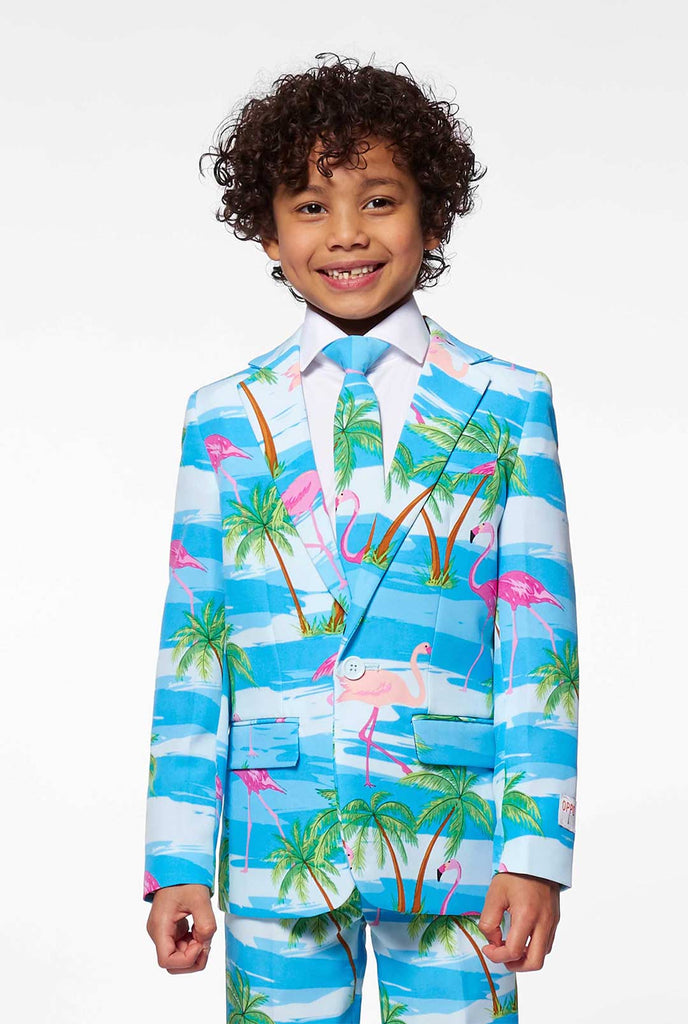 Helderblauw tropisch pak met flamingo -print voor jongens gedragen door jongen