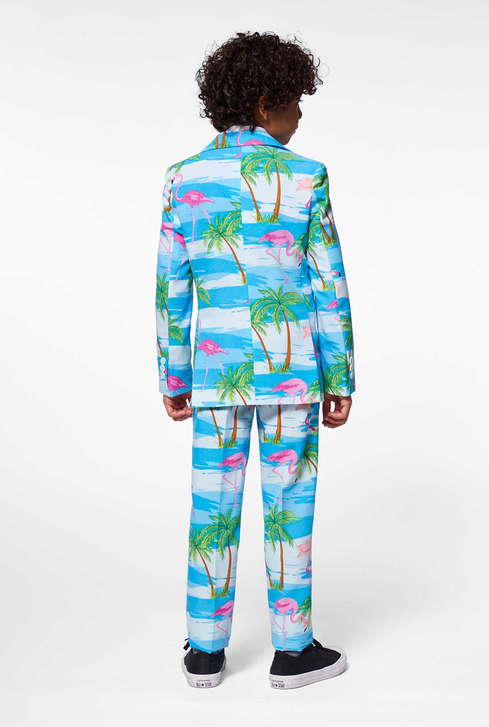 Helderblauw tropisch pak met flamingo -print voor jongens gedragen door een jongen vanaf de achterkant
