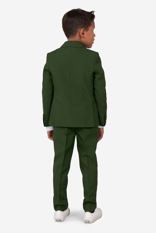 Jongen die een groen pak draagt, bekijk vanaf de achterkant