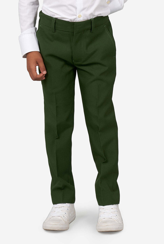Jongen met een groen pak, uitzicht op een broek