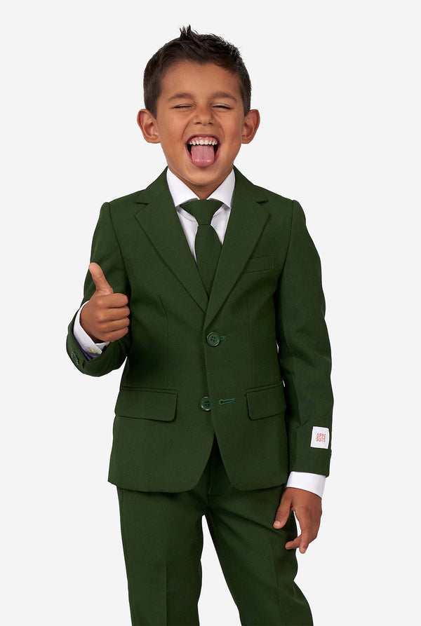 Jongen die een groen pak draagt