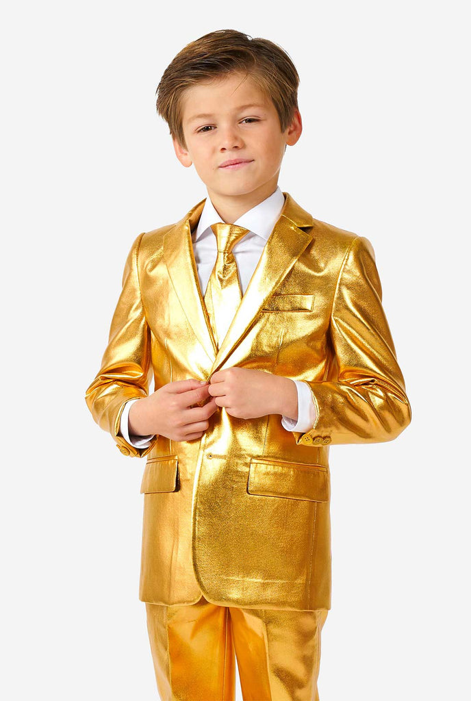 Jongen die glanzend gouden pak draagt