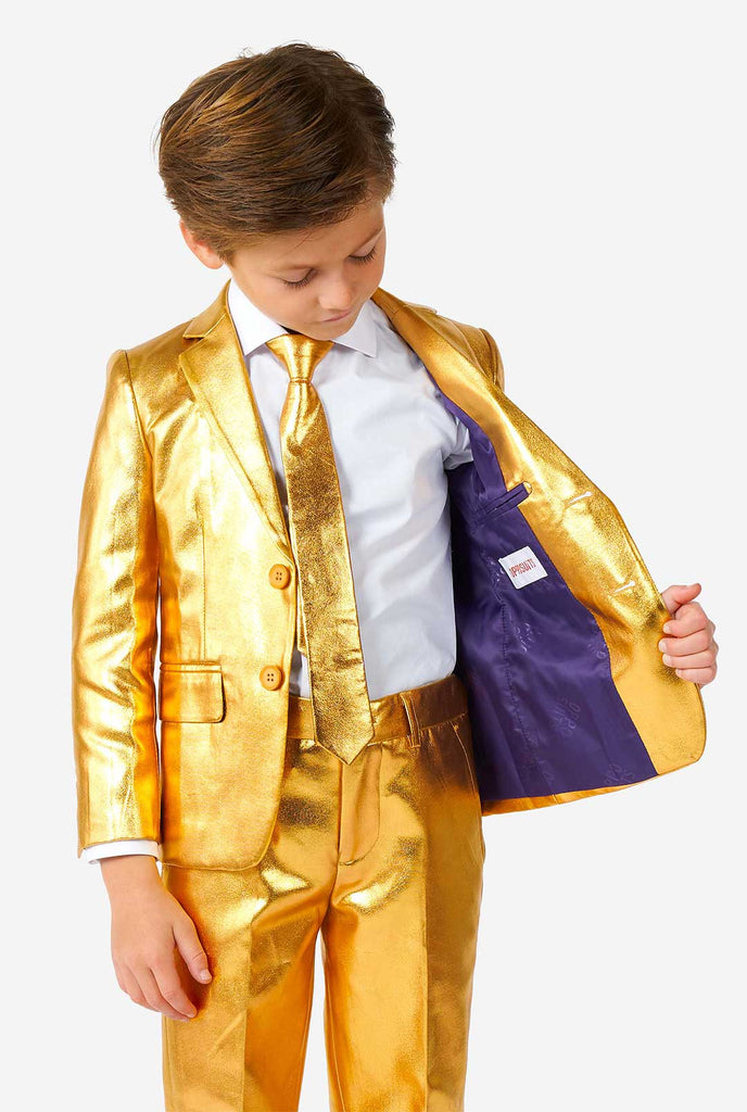 Jongen die glanzend gouden pak draagt