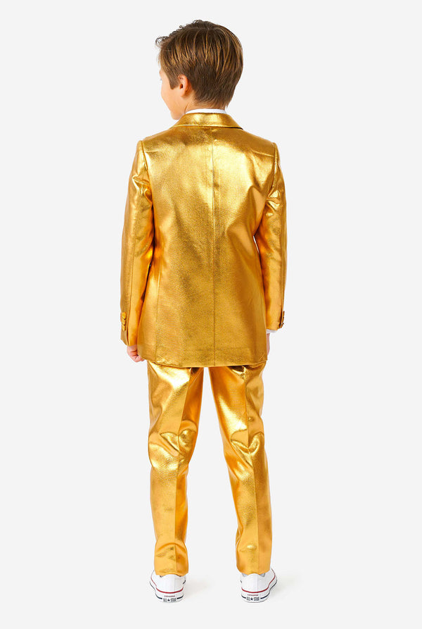 Jongen die glanzend groovy gouden pak draagt, uitzicht vanaf de achterkant